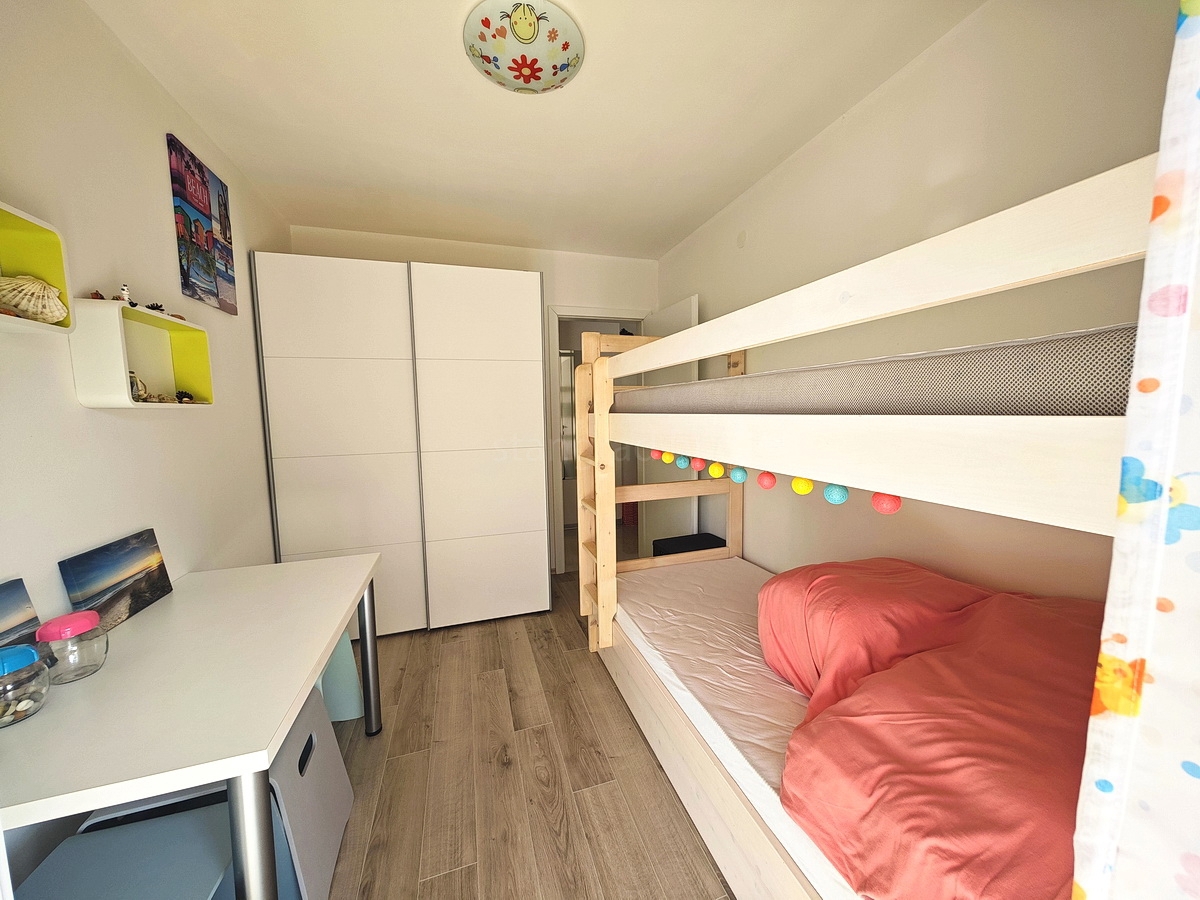 Njivice, stanovanje v pritličju z vrtom in pogledom na morje!