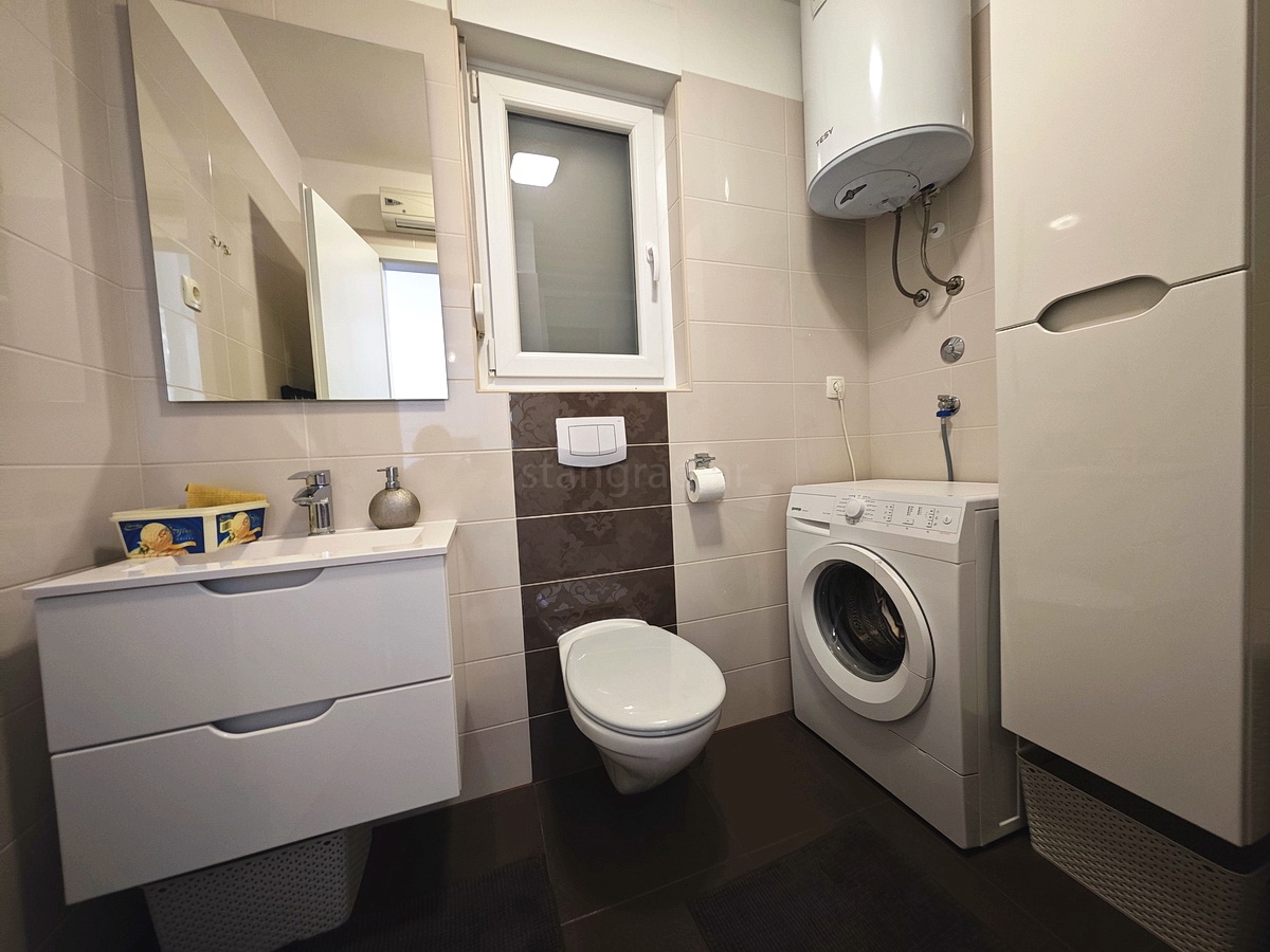 Njivice, stanovanje v pritličju z vrtom in pogledom na morje!