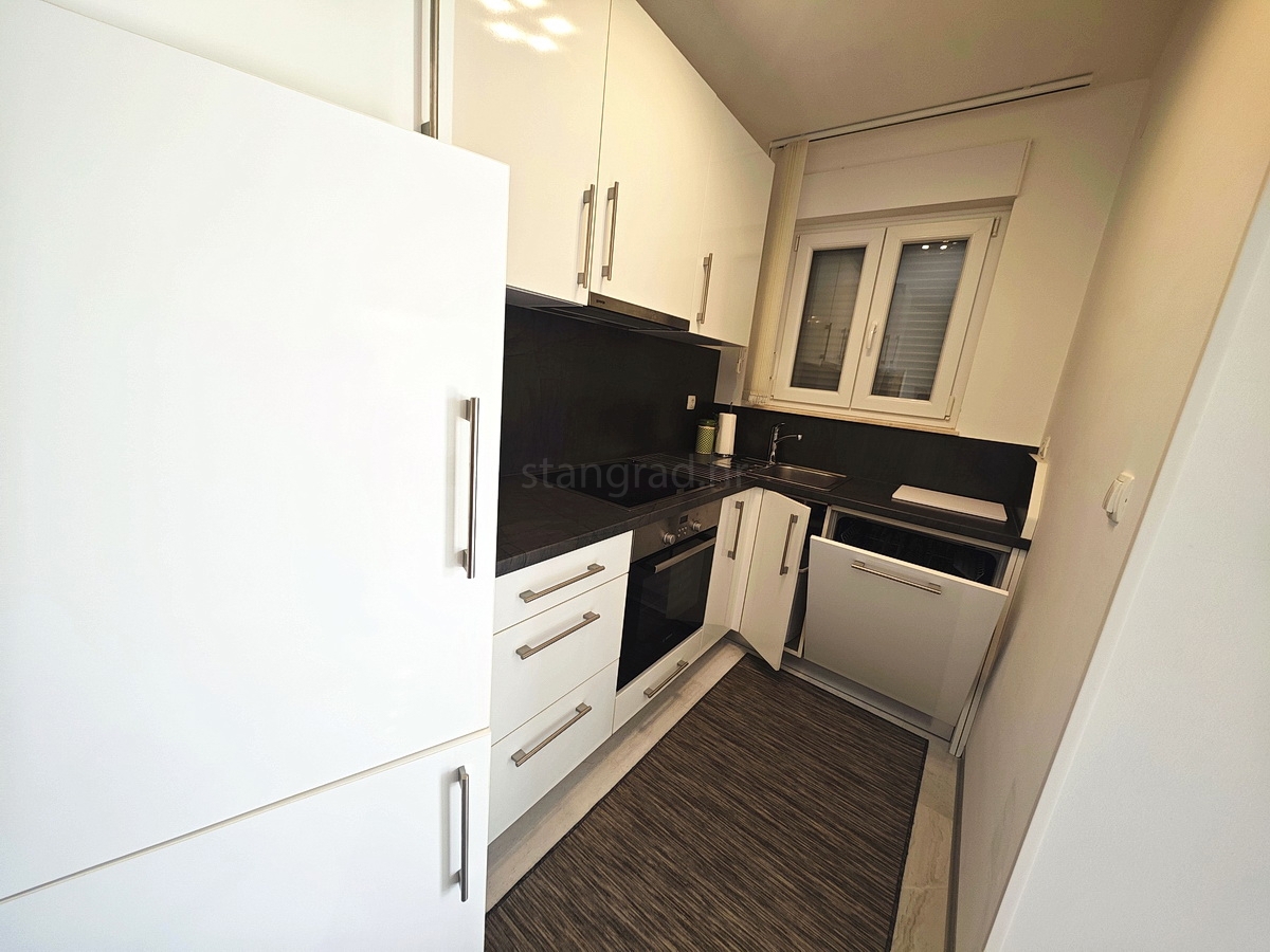 Njivice, stanovanje v pritličju z vrtom in pogledom na morje!