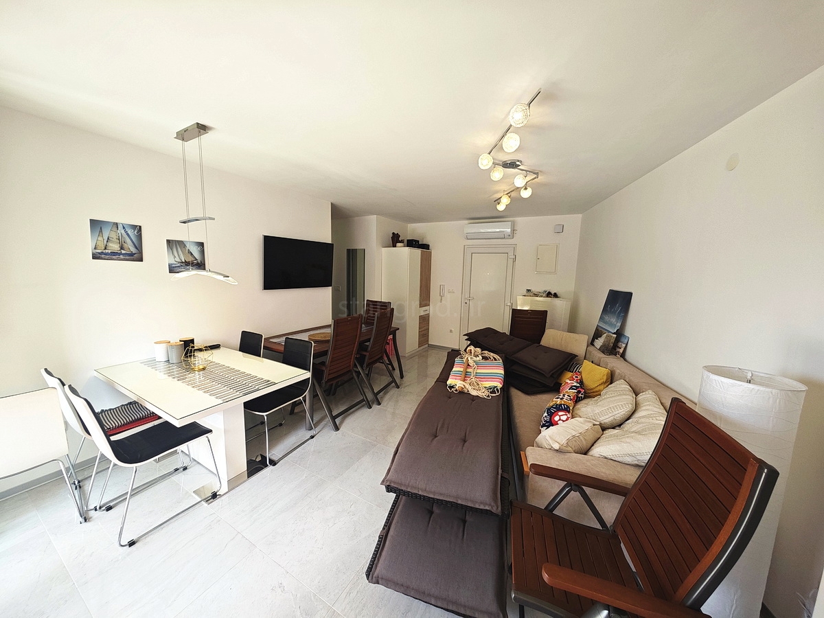 Njivice, stanovanje v pritličju z vrtom in pogledom na morje!