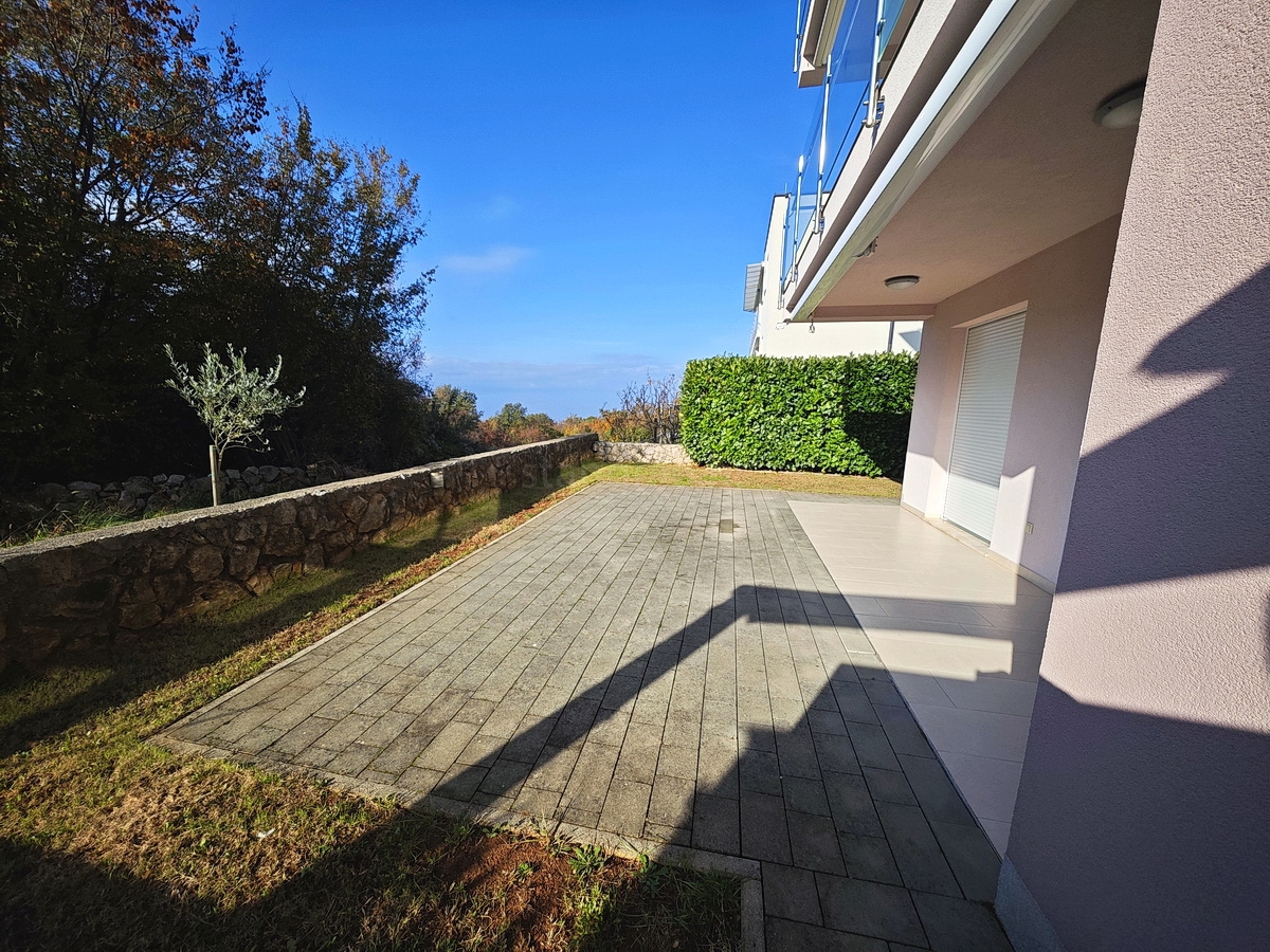 Njivice, stanovanje v pritličju z vrtom in pogledom na morje!