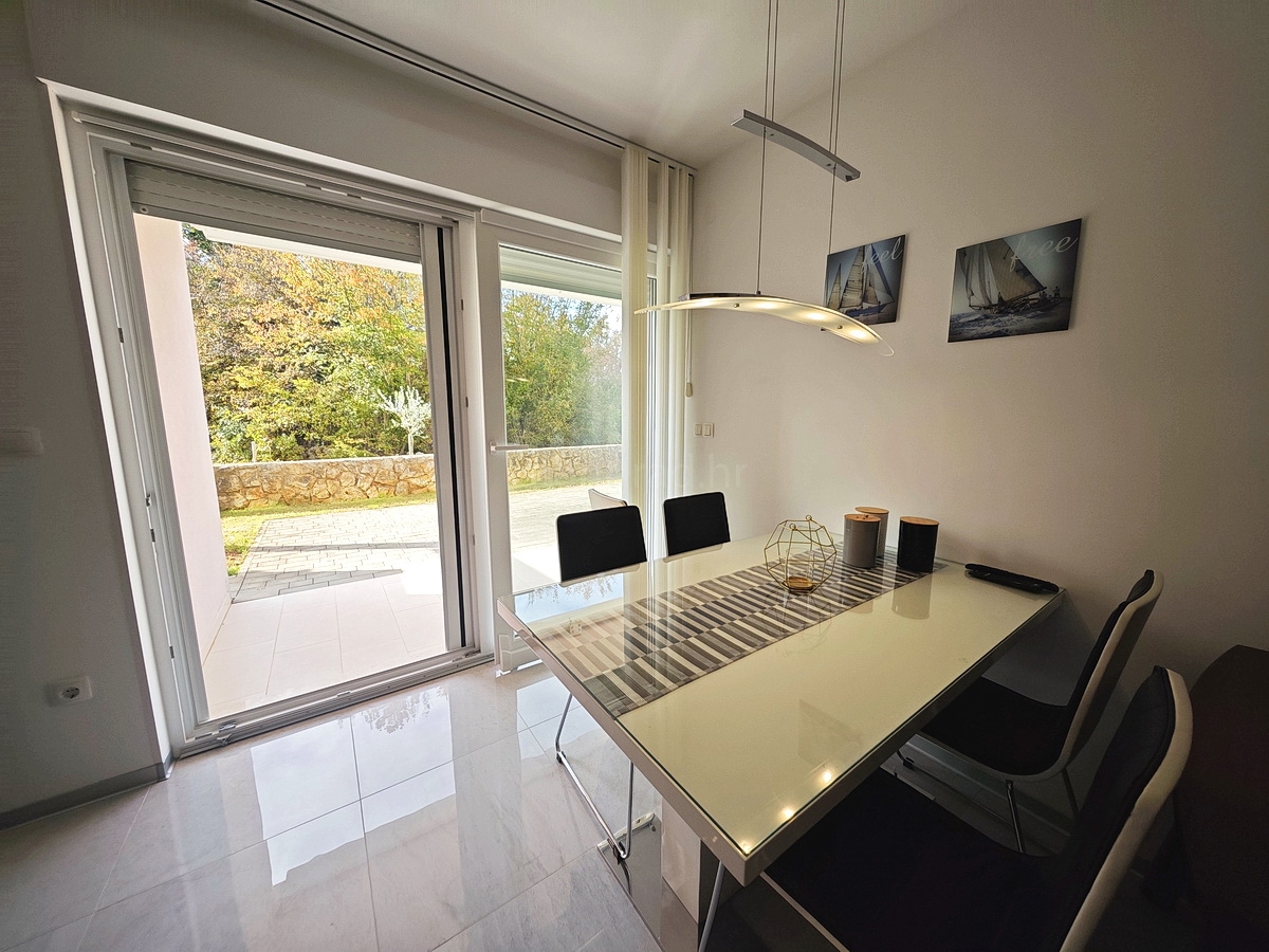 Njivice, stanovanje v pritličju z vrtom in pogledom na morje!