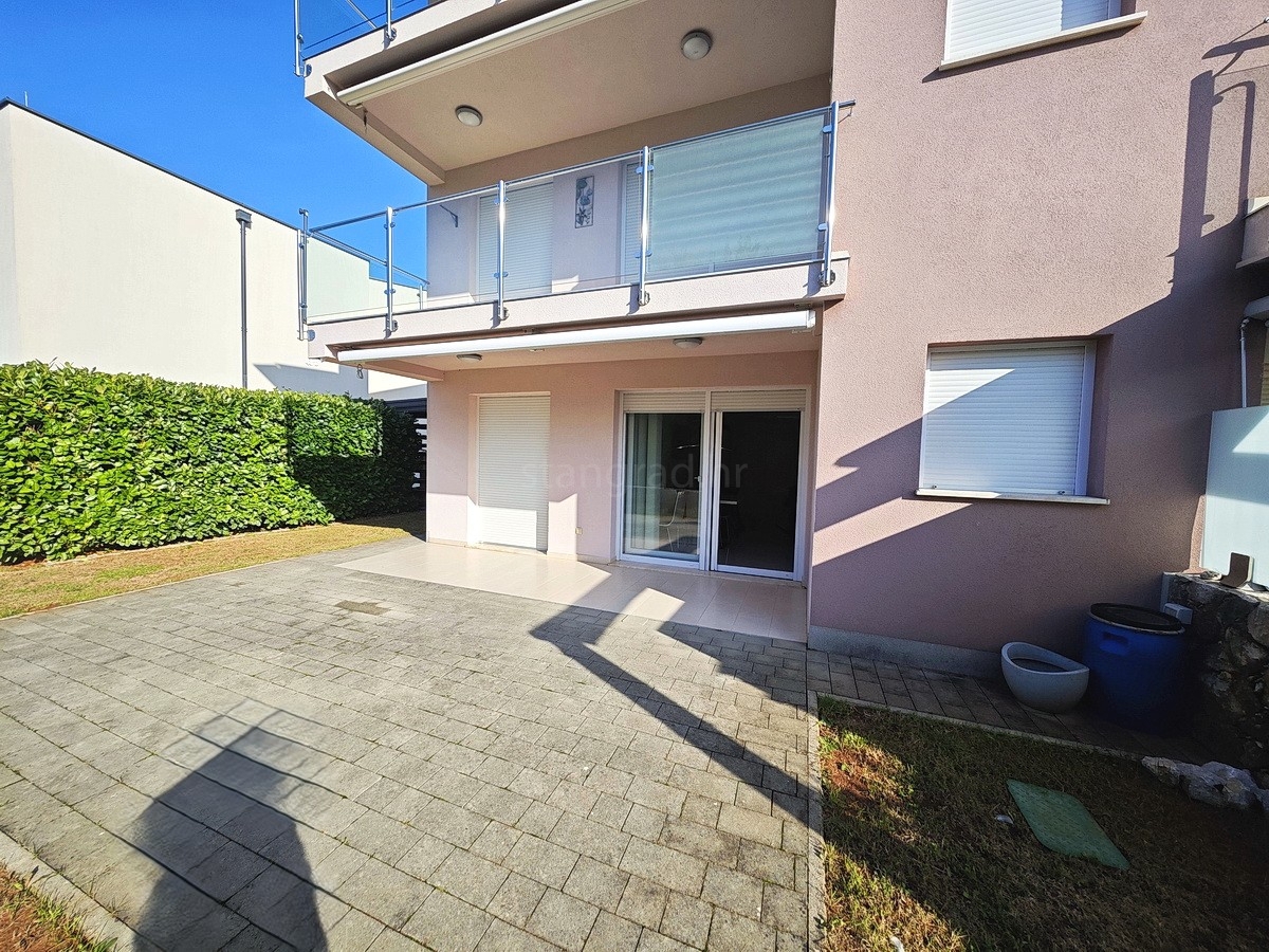 Njivice, stanovanje v pritličju z vrtom in pogledom na morje!