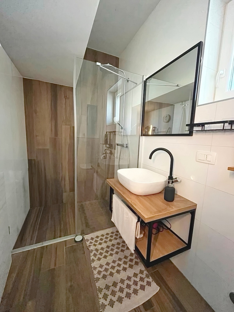 Malinska, moderno stanovanje v pritličju s prostornim vrtom!