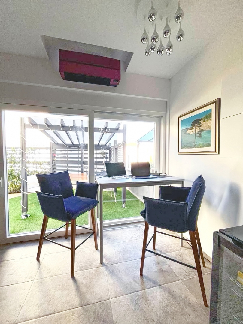 Malinska, moderno stanovanje v pritličju s prostornim vrtom!