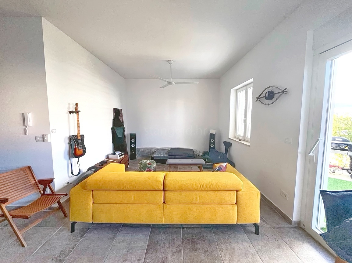 Malinska, moderno stanovanje v pritličju s prostornim vrtom!