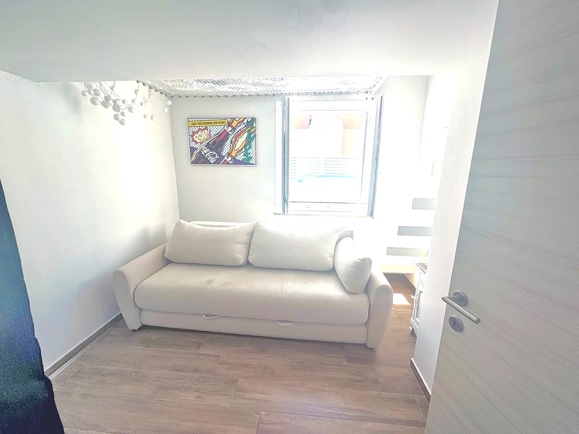 Malinska, moderno stanovanje v pritličju s prostornim vrtom!