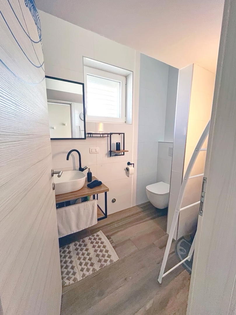 Malinska, moderno stanovanje v pritličju s prostornim vrtom!