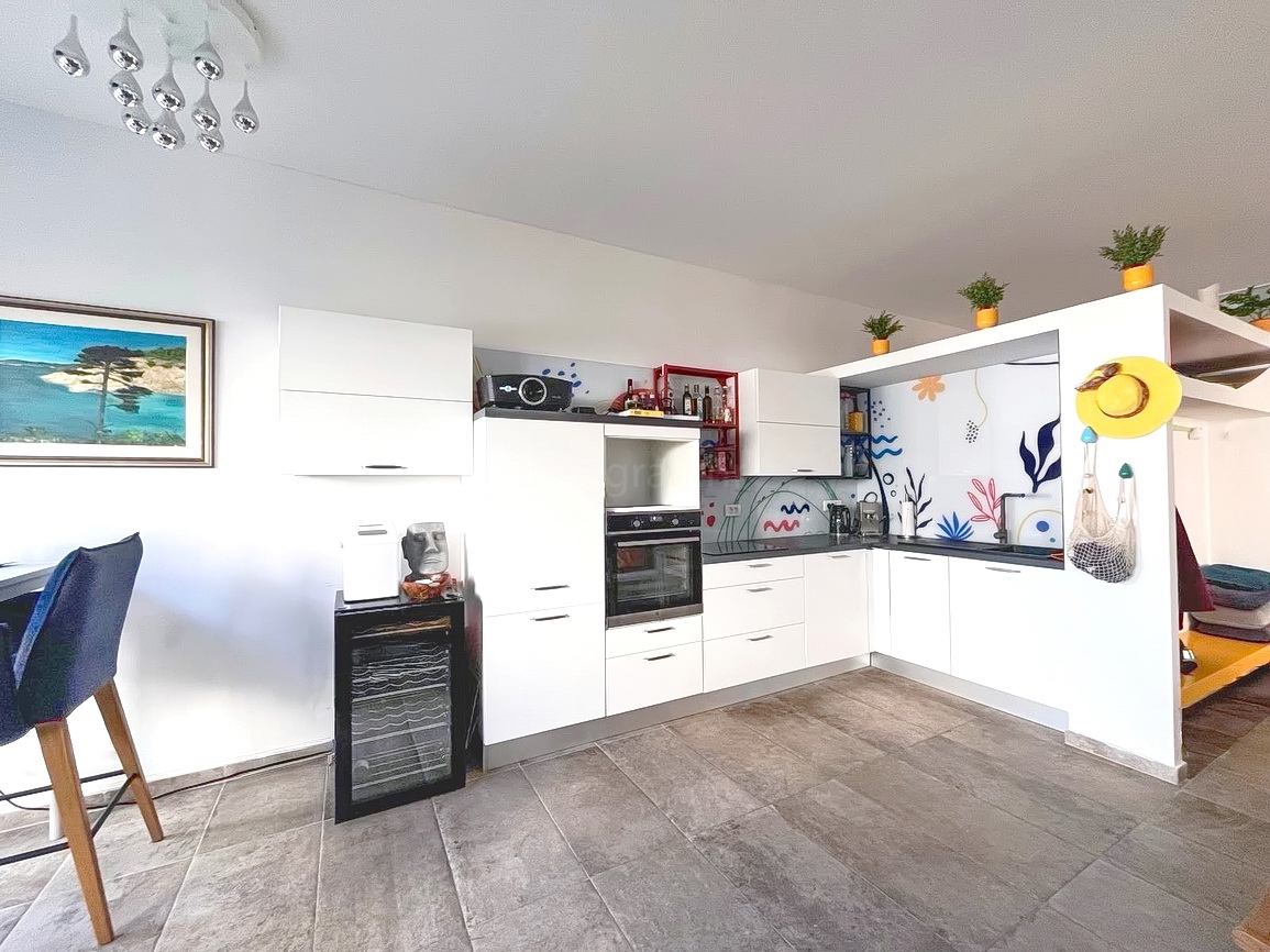 Malinska, moderno stanovanje v pritličju s prostornim vrtom!