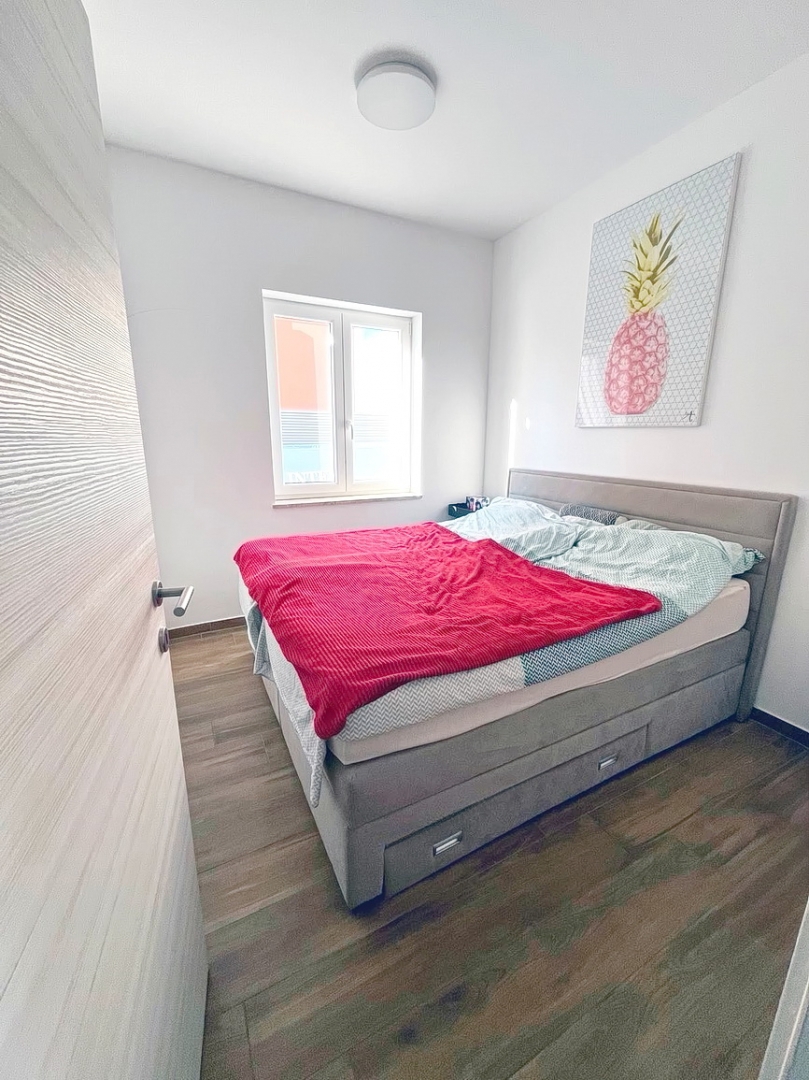 Malinska, moderno stanovanje v pritličju s prostornim vrtom!