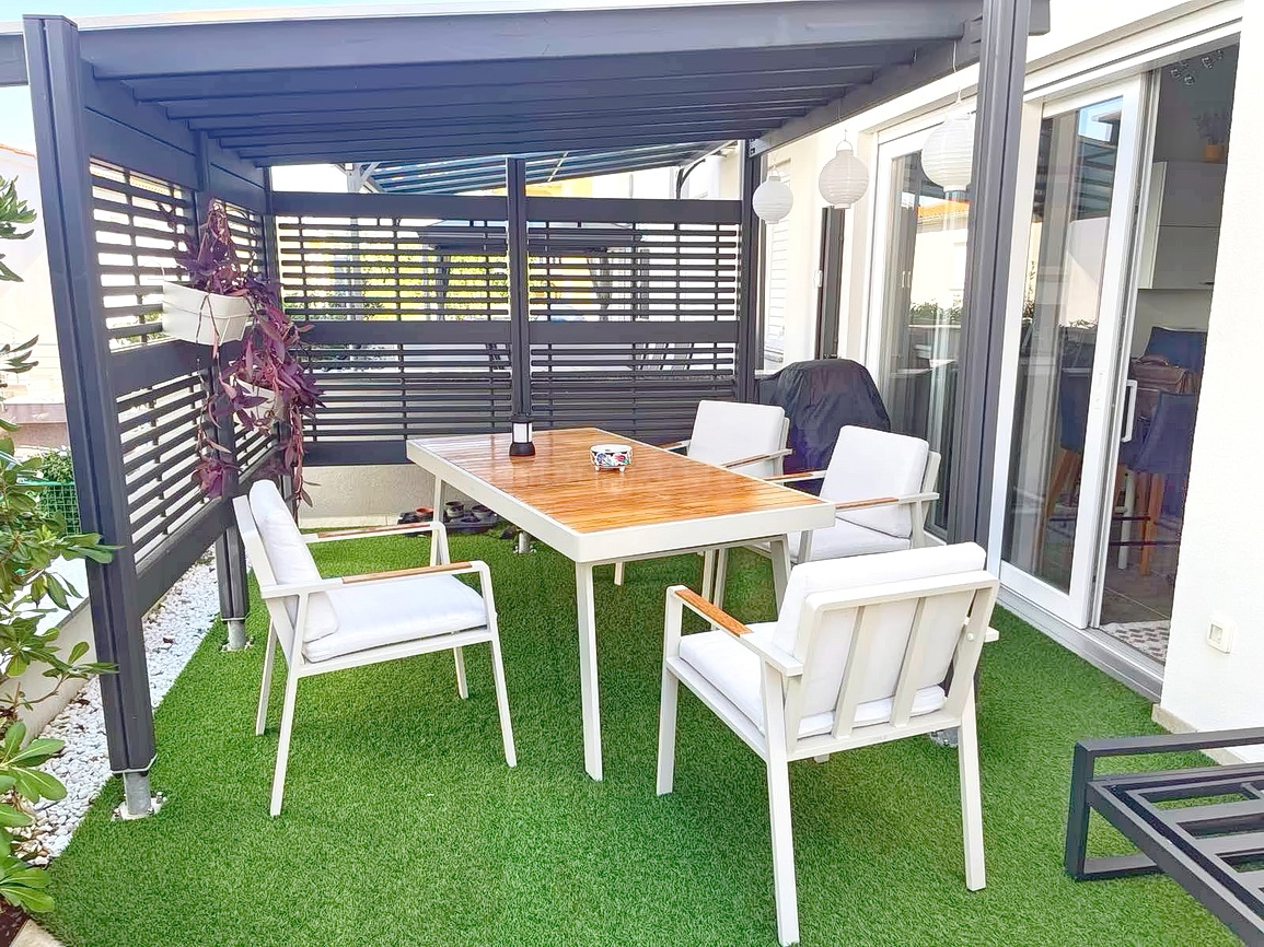 Malinska, moderno stanovanje v pritličju s prostornim vrtom!