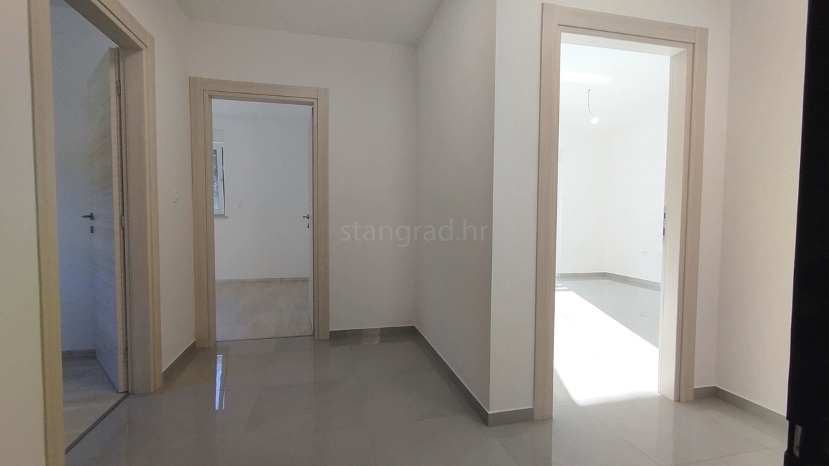 Okolica Crikvenice, novi trisobni stan v prvem nadstropju!