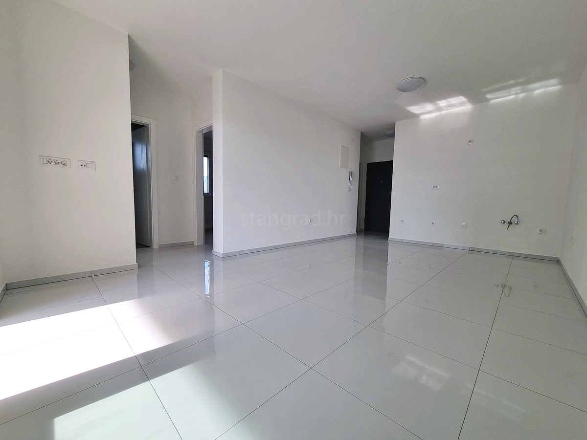 Novi Vinodolski, novo pritlično stanovanje z lastnim vrtom!