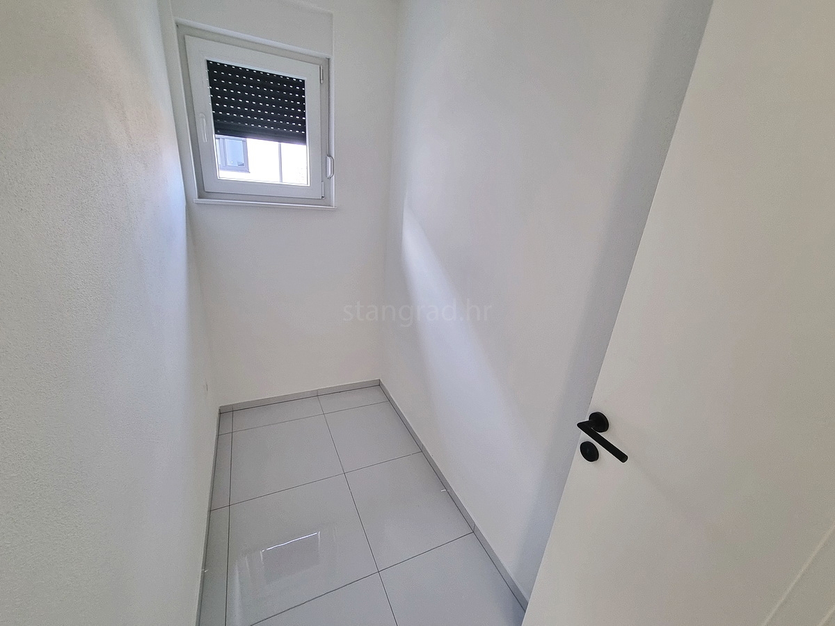 Novi Vinodolski, novo pritlično stanovanje z lastnim vrtom!