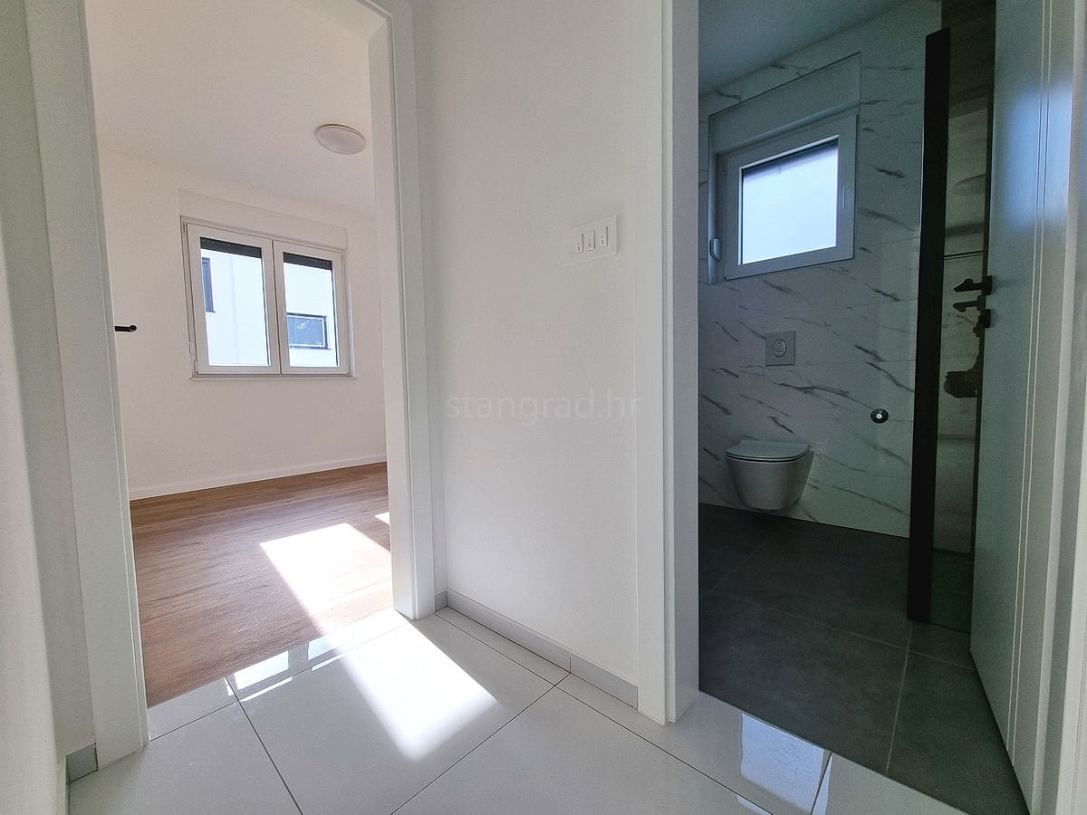 Novi Vinodolski, novo pritlično stanovanje z lastnim vrtom!