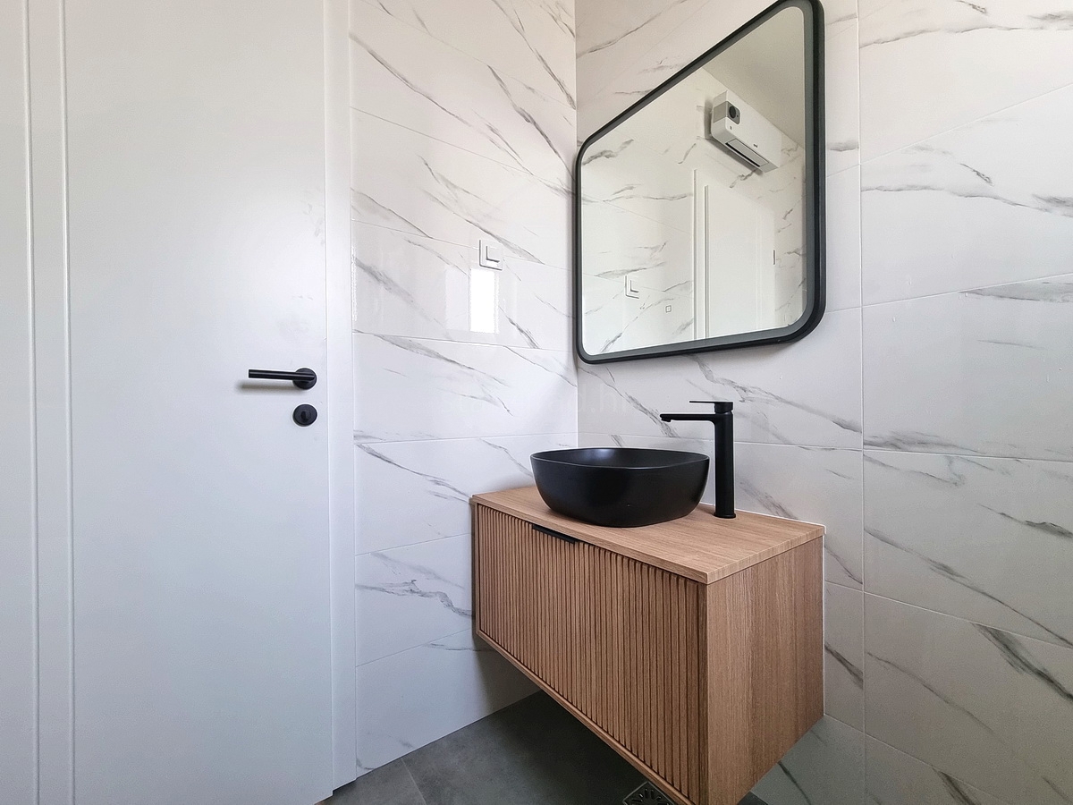 Novi Vinodolski, novo pritlično stanovanje z lastnim vrtom!