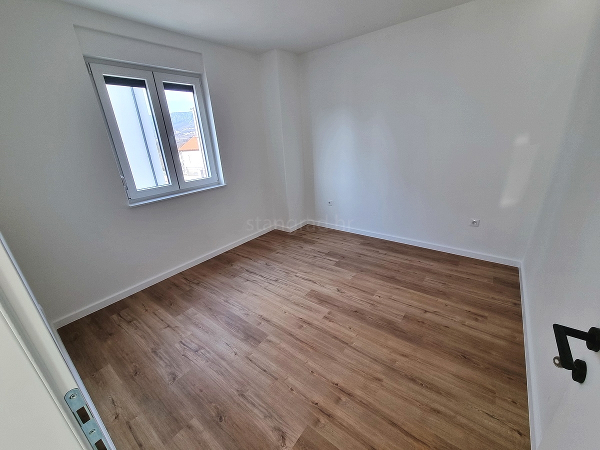 Novi Vinodolski, novo pritlično stanovanje z lastnim vrtom!