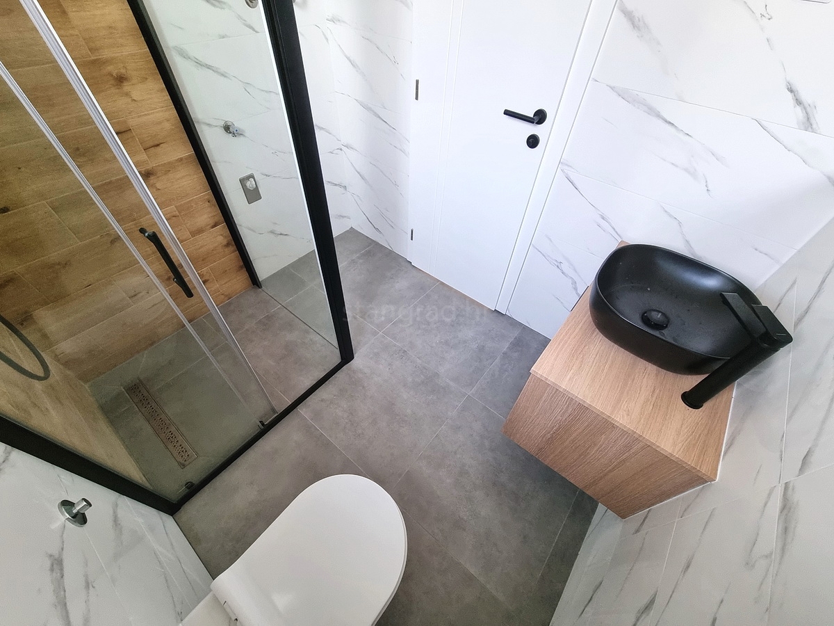 Novi Vinodolski, novo pritlično stanovanje z lastnim vrtom!