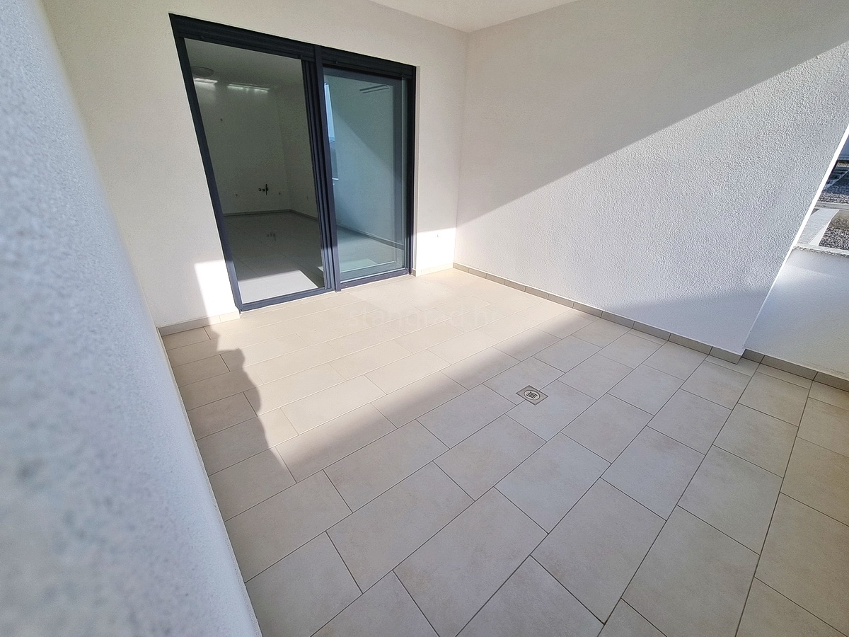 Novi Vinodolski, novo pritlično stanovanje z lastnim vrtom!