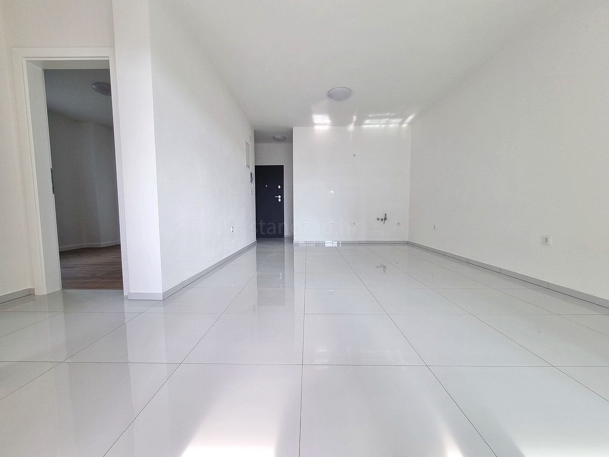 Novi Vinodolski, novo pritlično stanovanje z lastnim vrtom!