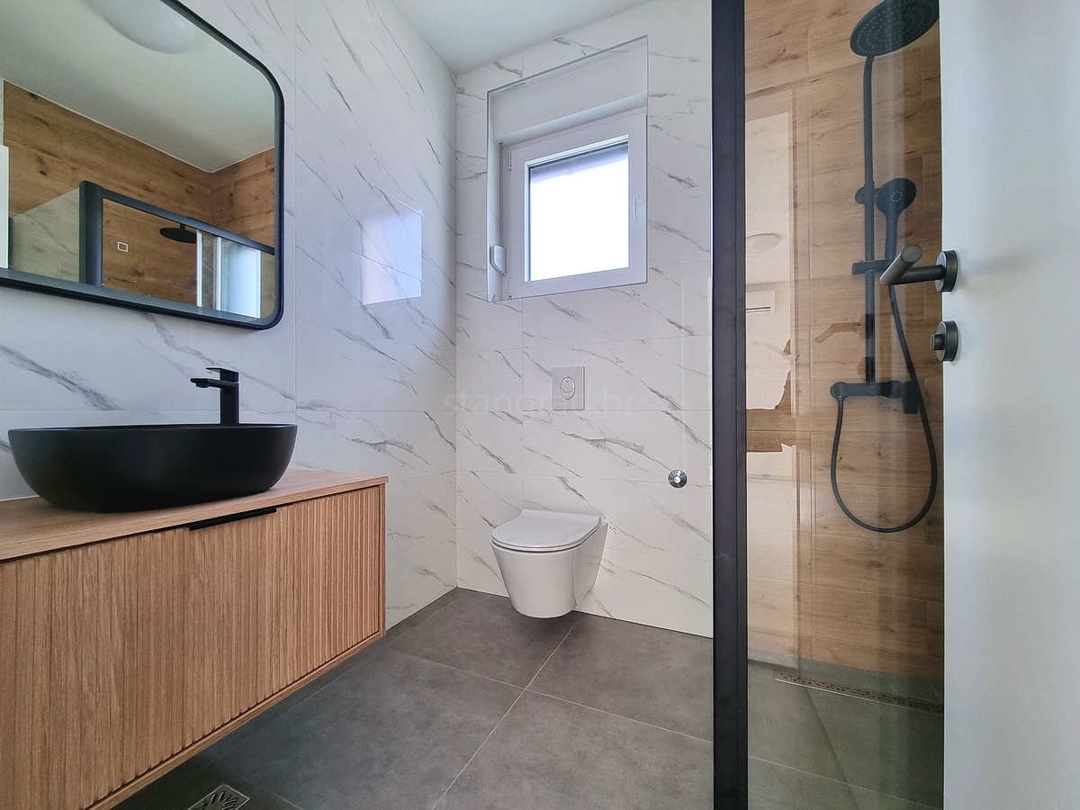 Novi Vinodolski, novo pritlično stanovanje z lastnim vrtom!