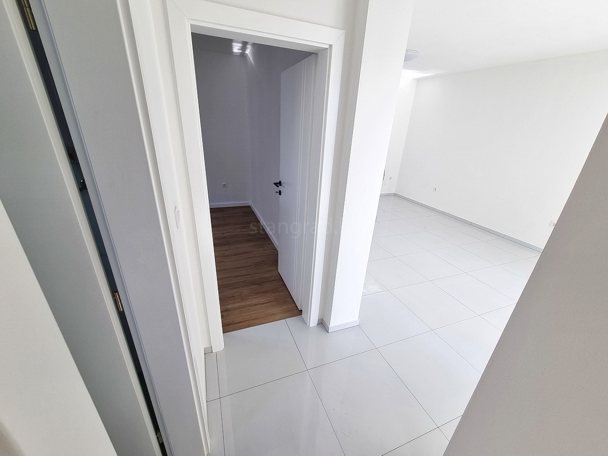 Novi Vinodolski, novo pritlično stanovanje z lastnim vrtom!