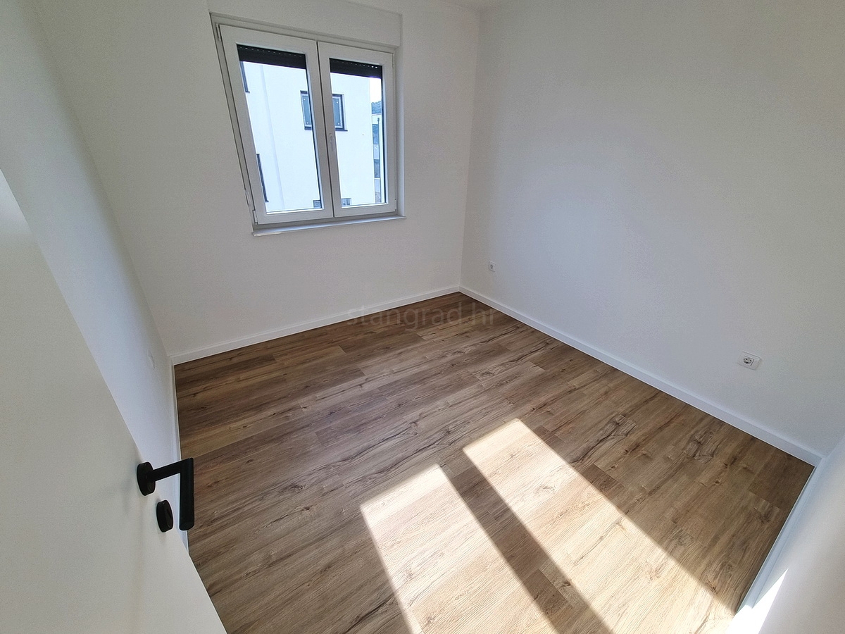 Novi Vinodolski, novo pritlično stanovanje z lastnim vrtom!