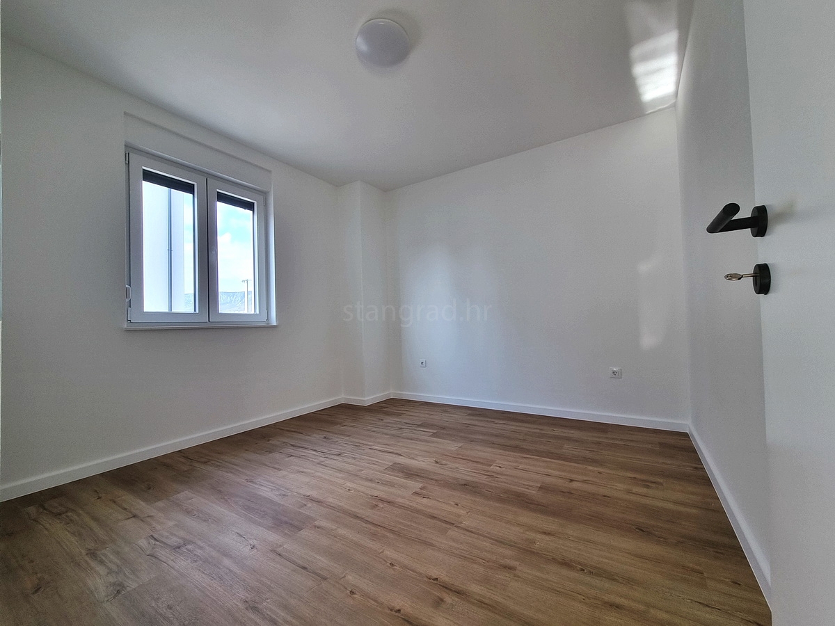 Novi Vinodolski, novo pritlično stanovanje z lastnim vrtom!