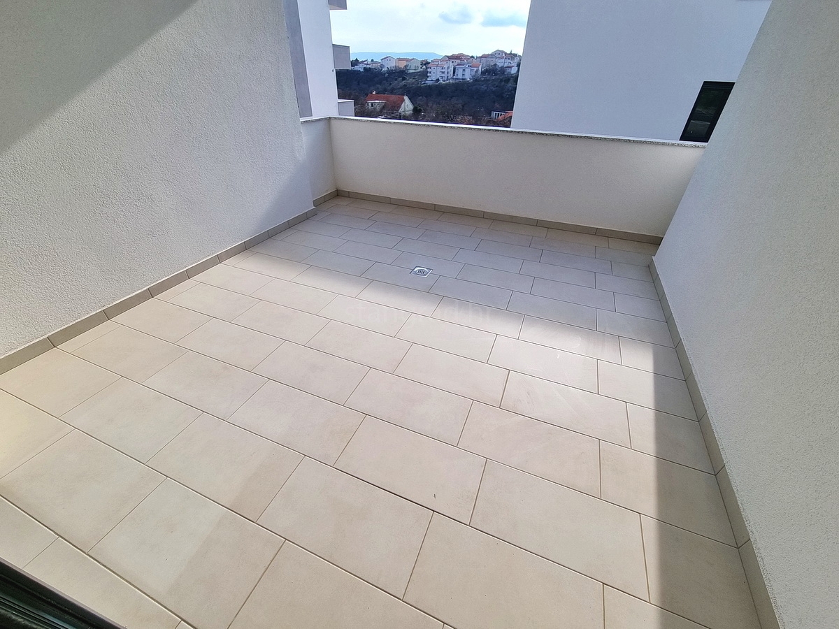 Novi Vinodolski, novo pritlično stanovanje z lastnim vrtom!