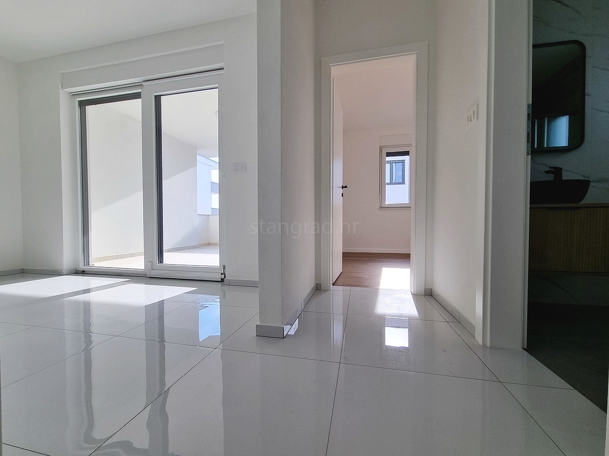 Novi Vinodolski, novo pritlično stanovanje z lastnim vrtom!