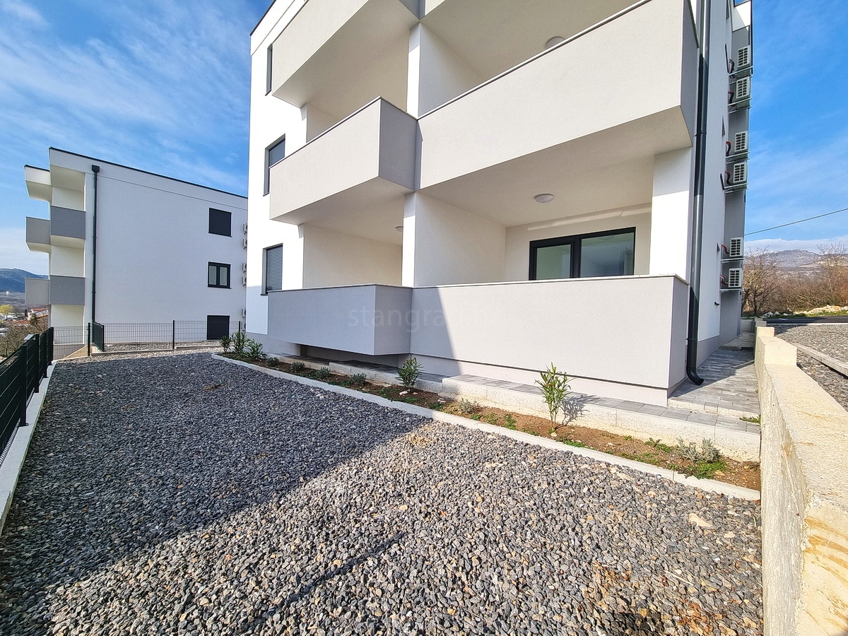 Novi Vinodolski, novo pritlično stanovanje z lastnim vrtom!