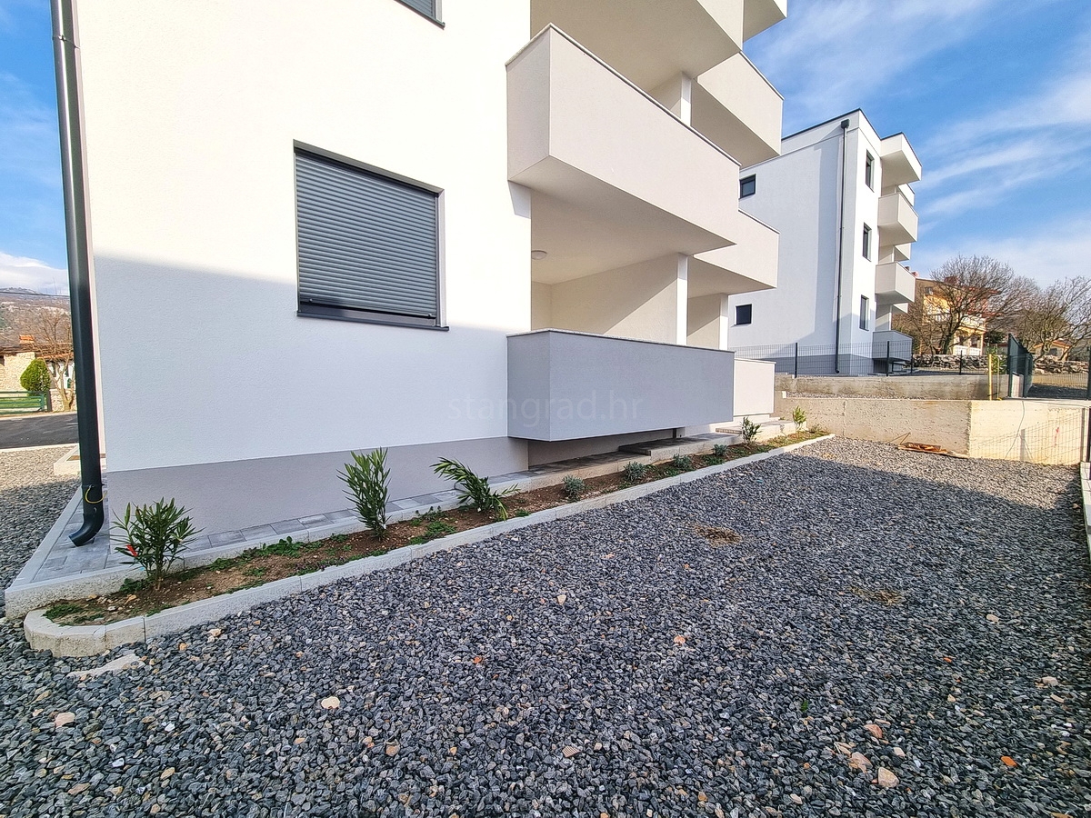 Novi Vinodolski, novo pritlično stanovanje z lastnim vrtom!