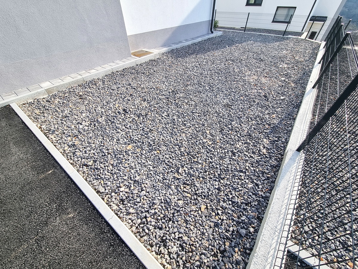 Novi Vinodolski, novo pritlično stanovanje z lastnim vrtom!