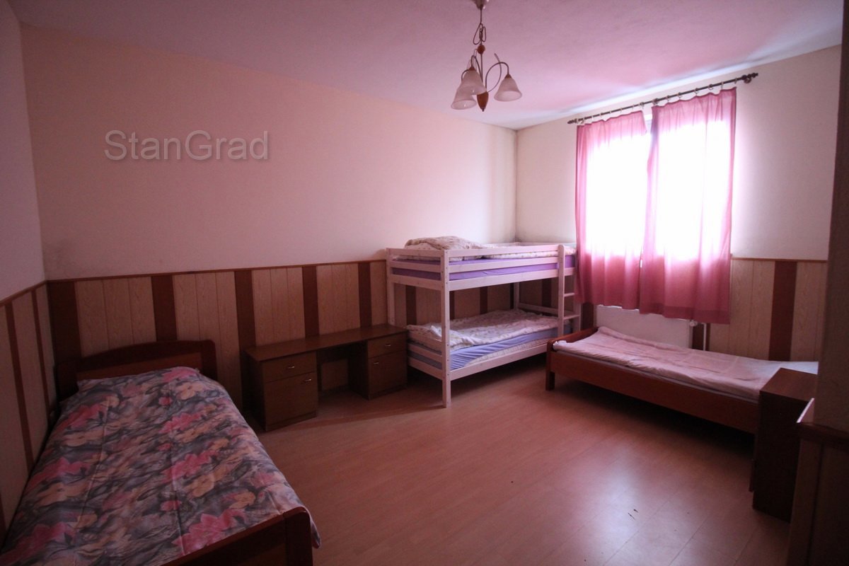 Hiša s 4 apartmaji in 12 sobami, primerna za dom za starejše osebe ali hostel