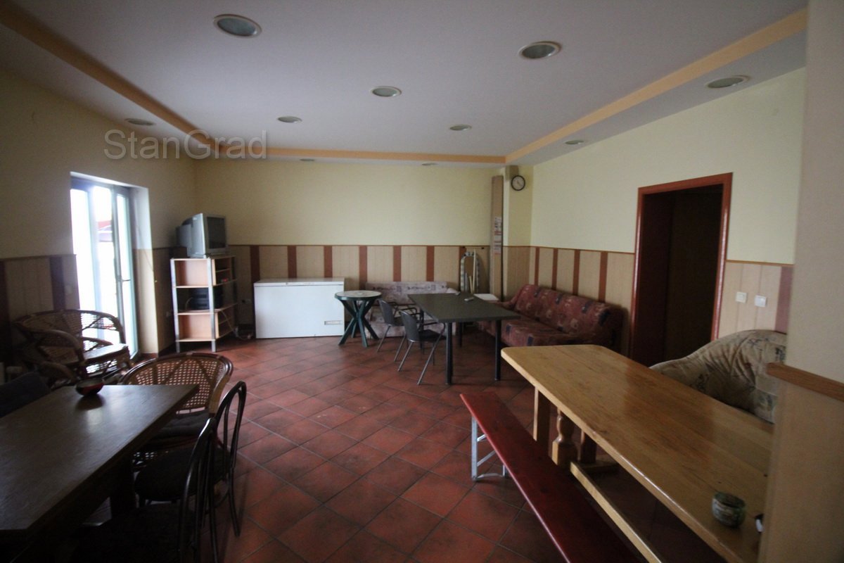 Hiša s 4 apartmaji in 12 sobami, primerna za dom za starejše osebe ali hostel