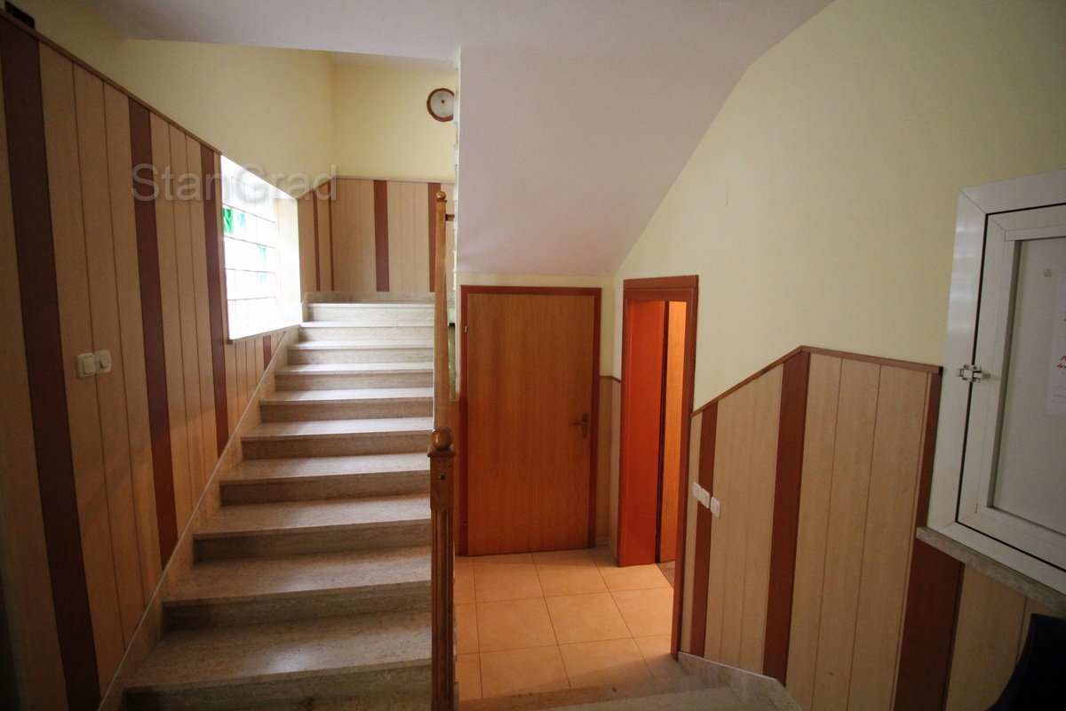 Hiša s 4 apartmaji in 12 sobami, primerna za dom za starejše osebe ali hostel