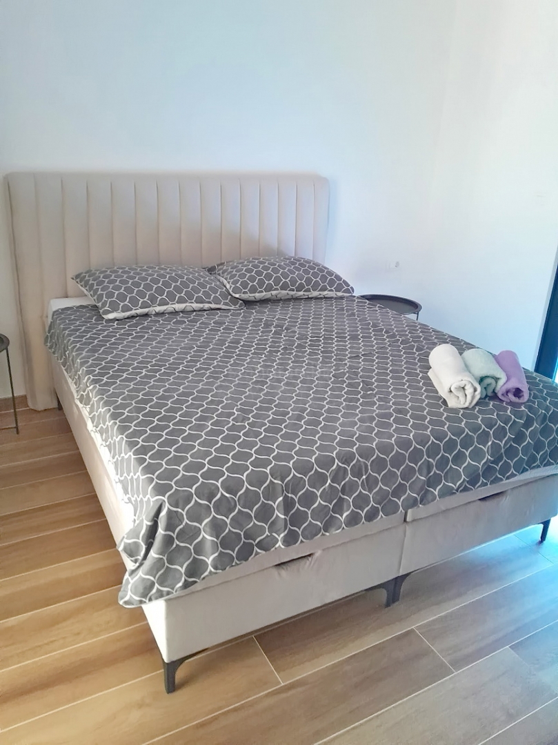 Malinska, nov dupleks apartma z bazenom, 200 m od morja !!
