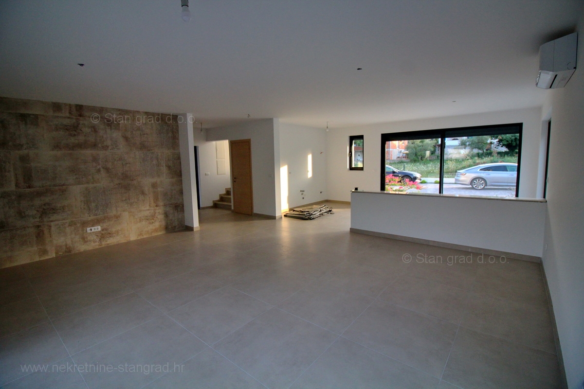 Malinska, nov dupleks apartma z bazenom, 200 m od morja !!