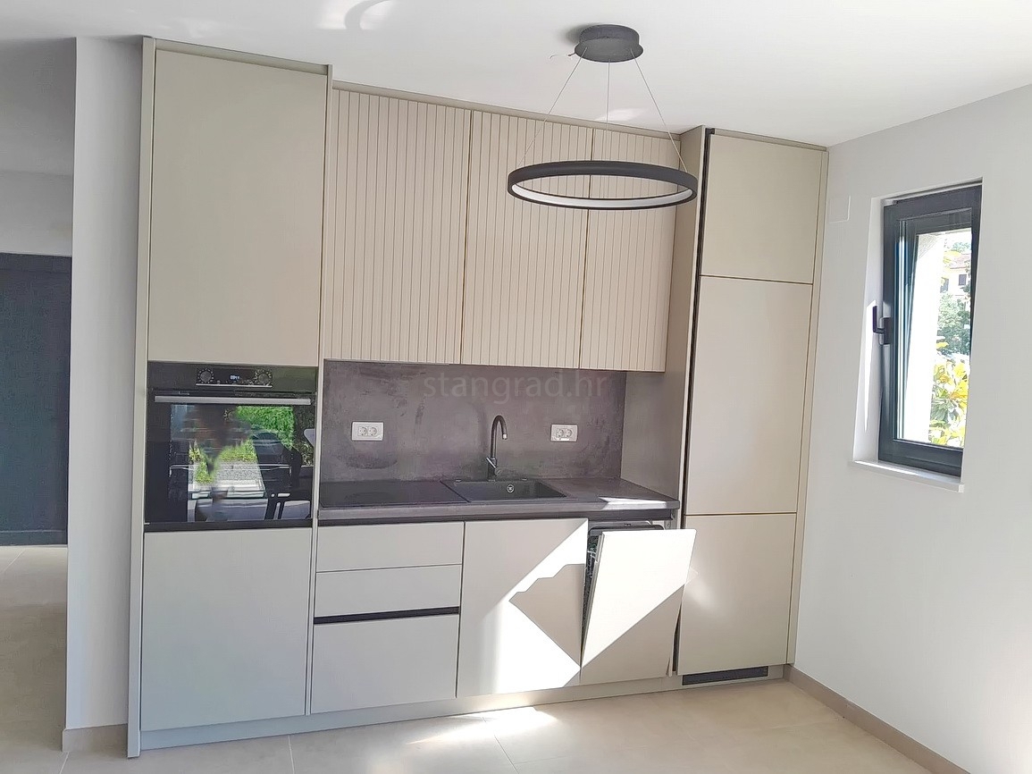 Malinska, nov dupleks apartma z bazenom, 200 m od morja !!