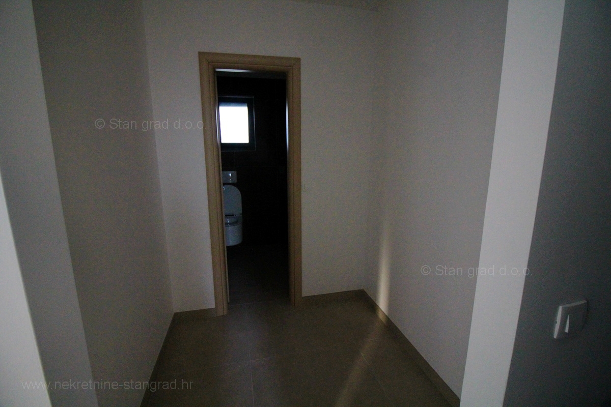 Malinska, nov dupleks apartma z bazenom, 200 m od morja !!