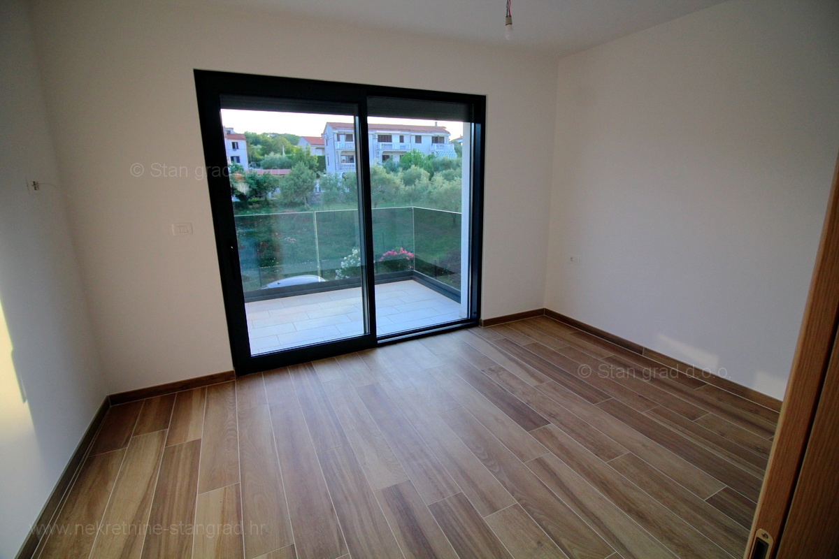 Malinska, nov dupleks apartma z bazenom, 200 m od morja !!