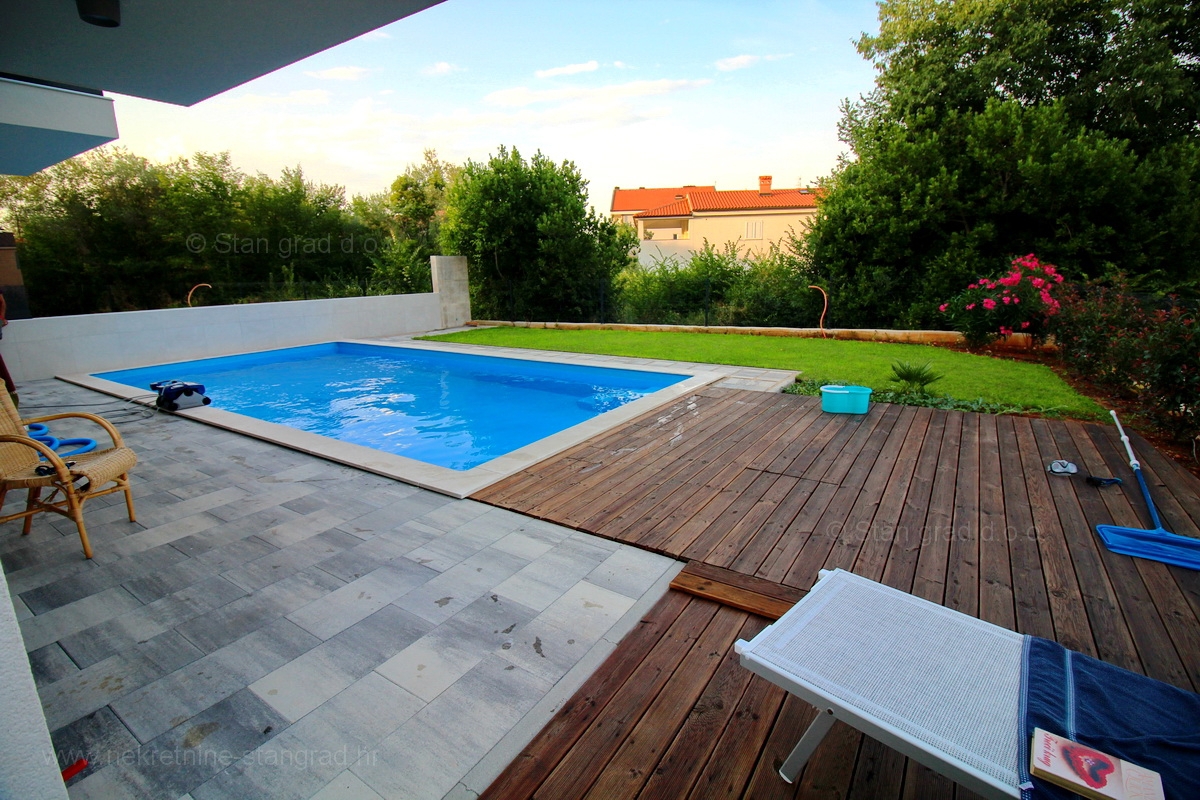 Malinska, nov dupleks apartma z bazenom, 200 m od morja !!
