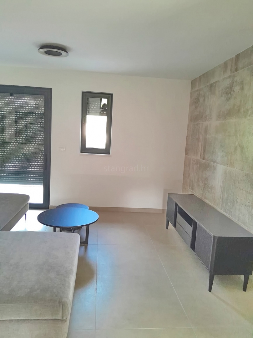 Malinska, nov dupleks apartma z bazenom, 200 m od morja !!