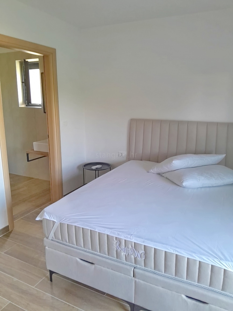 Malinska, nov dupleks apartma z bazenom, 200 m od morja !!