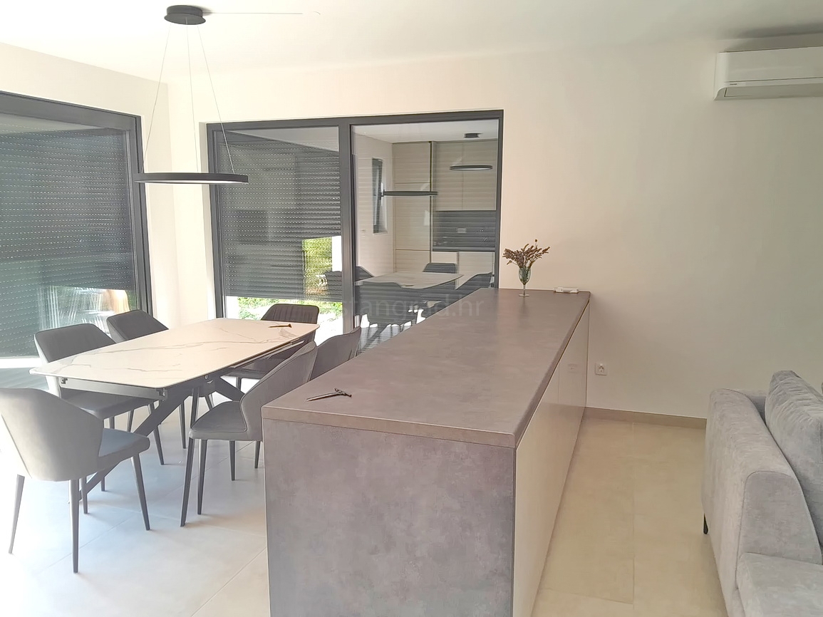 Malinska, nov dupleks apartma z bazenom, 200 m od morja !!