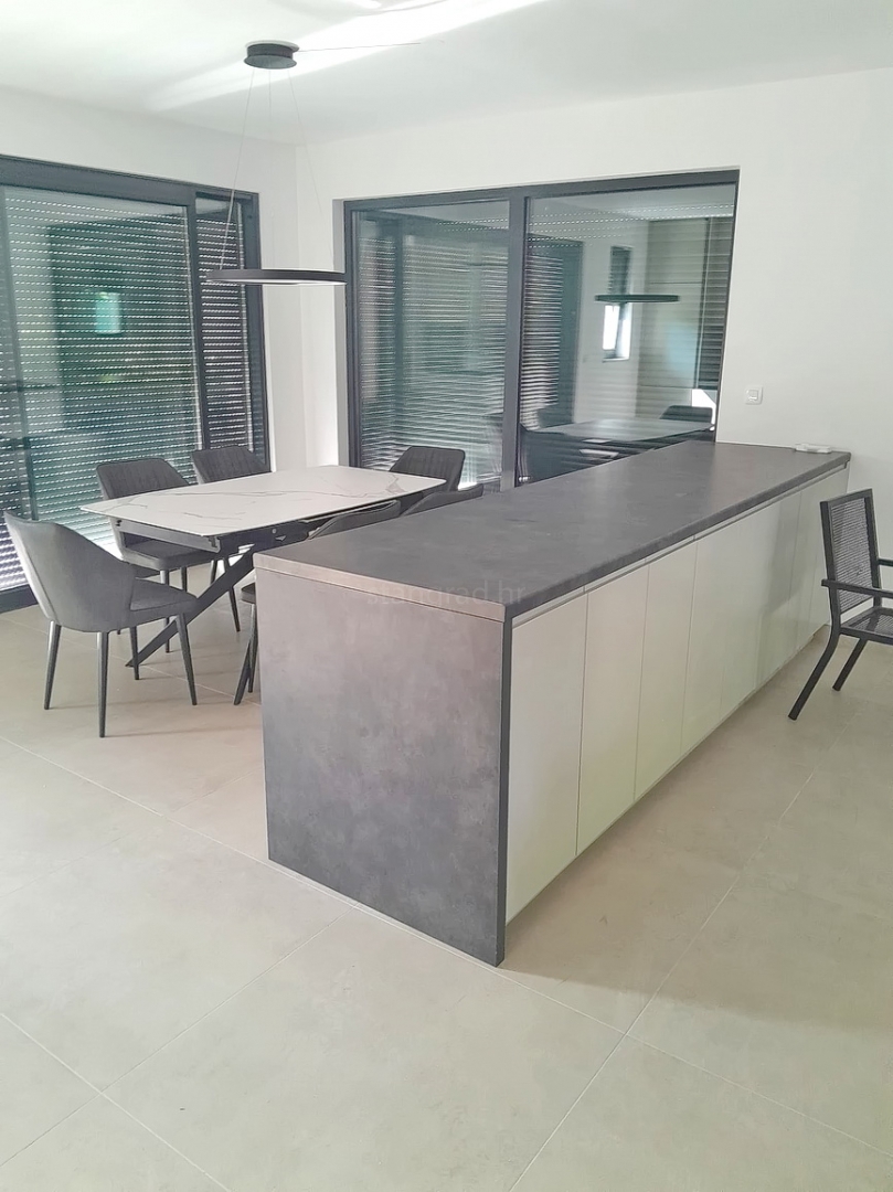 Malinska, nov dupleks apartma z bazenom, 200 m od morja !!