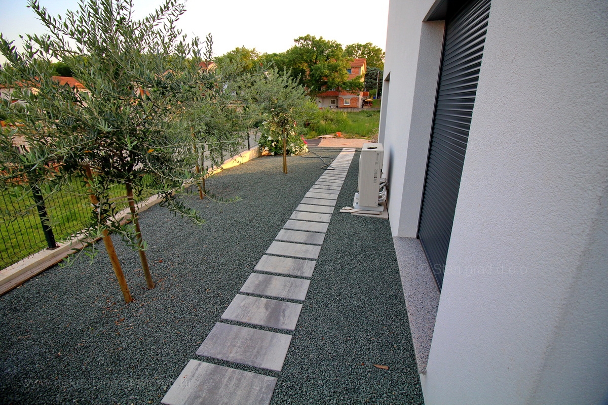 Malinska, nov dupleks apartma z bazenom, 200 m od morja !!
