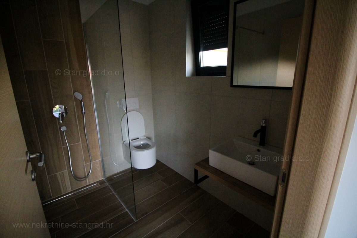 Malinska, nov dupleks apartma z bazenom, 200 m od morja !!