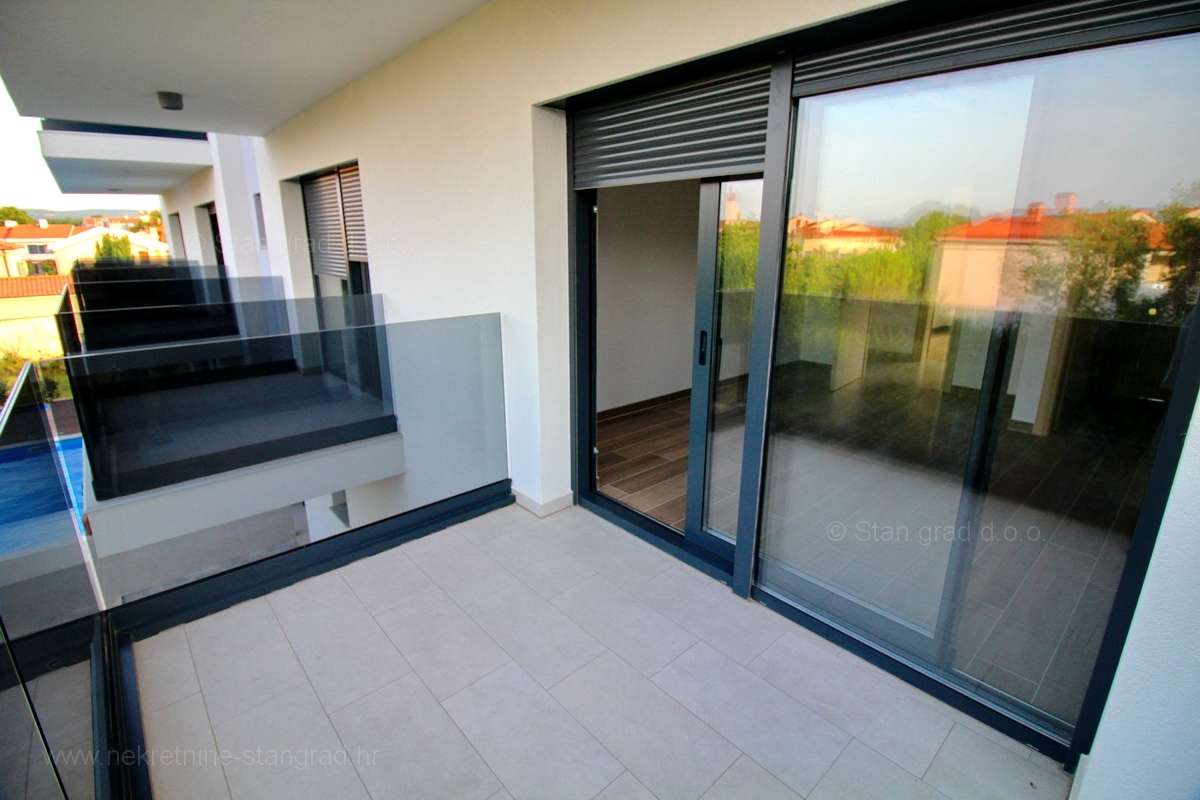 Malinska, nov dupleks apartma z bazenom, 200 m od morja !!