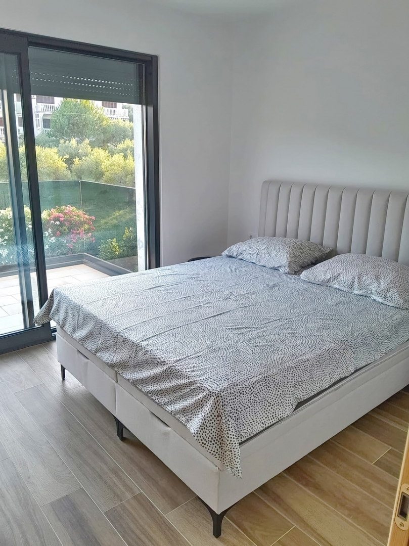 Malinska, nov dupleks apartma z bazenom, 200 m od morja !!